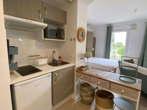 Charmant T1 �� La Rochelle - Terrasse, Parking, Proche Commerces, Transports, Ménage Inclus - FR-1-246-560